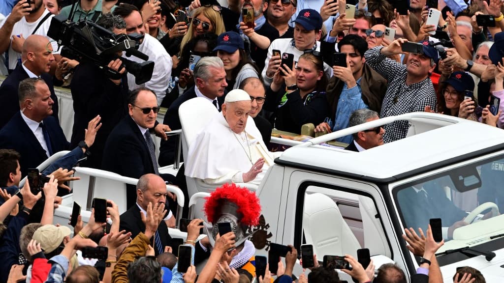 Le pape Françoi pendant son dernier bain de foule place Saint-Pierre au Vatican le 20 avril 2025. Le pape Françoi pendant son dernier bain de foule place Saint-Pierre au Vatican le 20 avril 2025.
