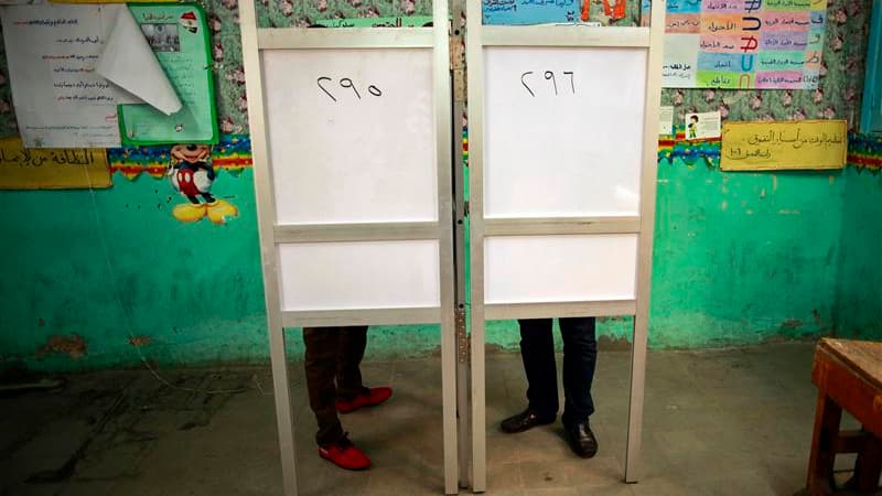 Les Egyptiens continuent de voter jeudi pour le premier tour de l'élection présidentielle au lendemain d'une première journée de vote marquée par une forte affluence et par l'agression d'un des candidats à la magistrature suprême. /Photo prise le 24 mai 2