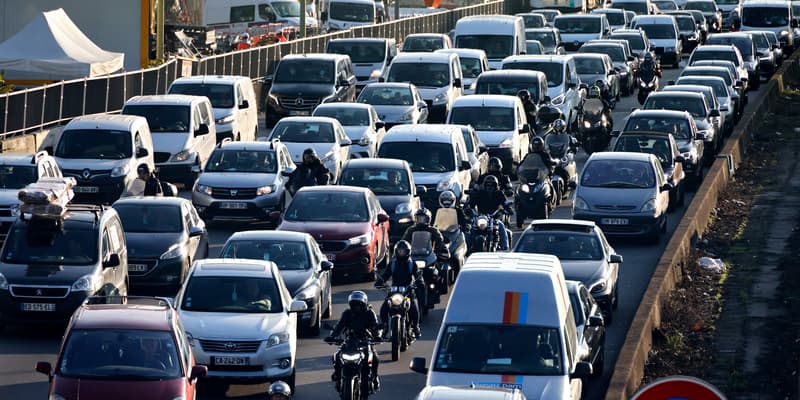 Cette photographie prise le 5 novembre 2020 montre des véhicules circulant sur le périphérique parisien.