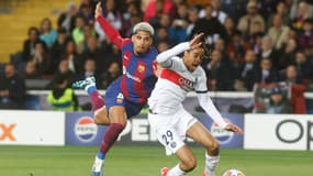 Ronald Araujo et Bradley Barcola lors de Barça-PSG, à Barcelone le 16 avril 2024