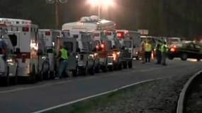 Ambulances à Montcoal sur le lieu d'une explosion qui a tué douze mineurs dans une mine de charbon de Virginie occidentale. Les équipes de secours tentaient lundi soir de retrouver dix mineurs portés disparus. /Photo prise le 5 avril 2010/REUTERS/WVVA-TV/