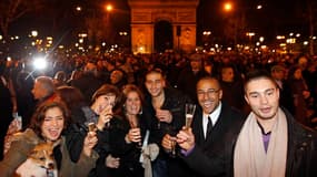 Sur les Champs-Elysées. La nuit de la Saint-Sylvestre s'est déroulée "dans un climat festif et de totale sérénité" à Paris et dans le reste de l'agglomération parisienne, selon la préfecture de police. /Photo prise le 1er janvier 2012/REUTERS/Benoît Tessi