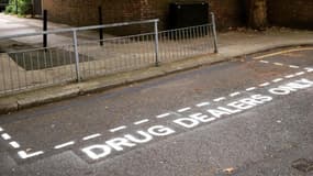 Un groupe d'artistes a créé de fausses places de parking réservées au trafiquants de drogues, omniprésents dans le quartier de Tower Hamlets, à l'est de Londres.
