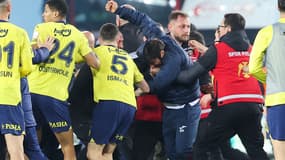 Une bagarre entre les joueurs de Fenerbahçe et les supporteurs de Trabzonspor, le 17 mars 2024