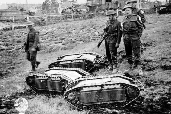 Des soldats britanniques qui ont capturé des Goliath allemands, de petits véhicules de démolition radio-commandés pendant la bataille de Normandie en 1944.