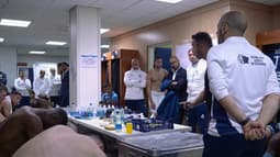 Roberto De Zerbi invite Adrien Rabiot à se calmer après le match Monaco-OM (3-0), le 12 avril 2025