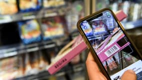 Un utilisateur de l'application Yuka scanne un aliment dans un supermarché parisien, le 25 novembre 2020