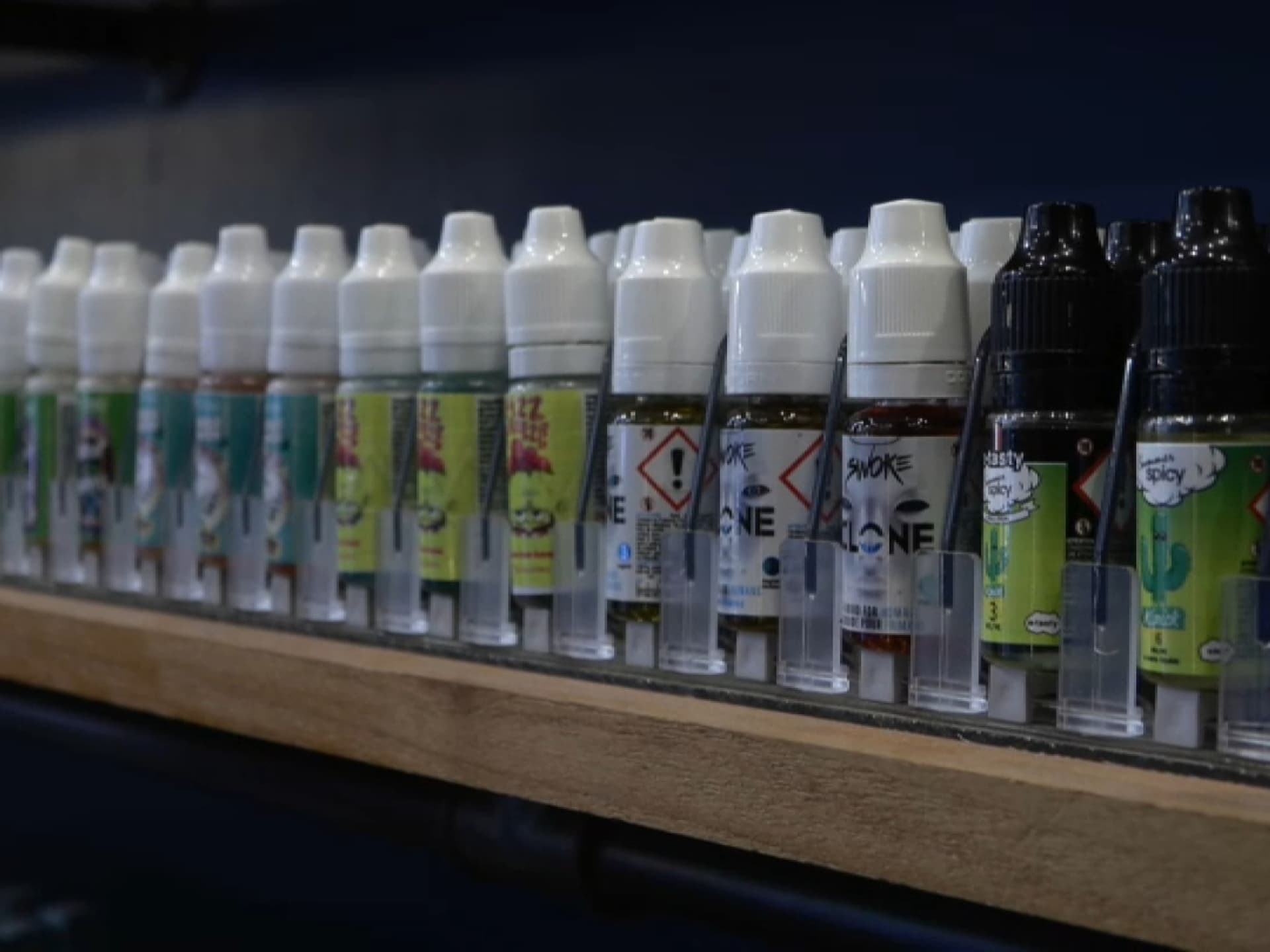 "Une connerie de plus": une nouvelle taxe sur les e-liquides de cigarettes  lectroniques fait bondir