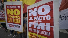 Des banderoles contre l'accord de l'Argentine avec le FMI lors d'une manifestation près du Congrès argentin à Buenos Aires, le 17 mars 2022. 