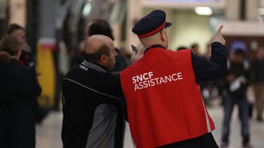 La SNCF a renforcé les équipes des gilets rouges qui accompagnent les passagers en gare.