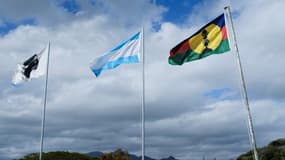 Des drapeaux nationaliste corse et indépendantistes tahitien et néo-calédonien plantés à Nouméa (Nouvelle-Calédonie), le 30 octobre 2018