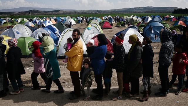 Sur le camp grec d'Idomeni, des milliers de réfugiés font la queue pour obtenir un peu d'eau et de nourriture.