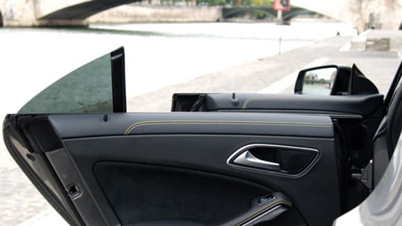 Les vitres disparaissent et laissent des portières dépourvues de cadre, comme sur un coupé. Les vitres disparaissent et laissent des portières dépourvues de cadre, comme sur un coupé.