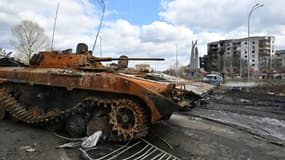 Un char russe détruit à Borodianka, dans le nord-ouest de Kiev, le 4 avril 2022