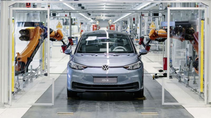 Le groupe Volkswagen vient de relancer la production de son ID.3, sa voiture qui doit démocratiser un peu plus l'électrique.