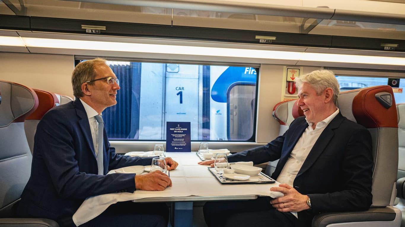 Henri Poupart-Lafarge, Directeur Général d'Alstom, et Michael Keroullé, président de la région Amériques, à bord du NextGen Acela