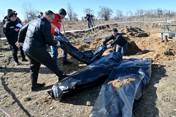 Les corps de civils exhumés par la police scientifique ukrainienne à Borodianka, près de Kiev, le 2 mars 2023