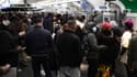 Des voyageurs sur le quai du métro à la station Saint-Lazare, le 10 novembre 2022.