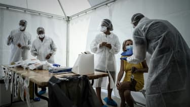 Des tests au Covid-19 sont menés à Arcachon, en France, le 24 juillet 2020