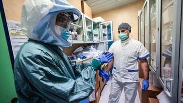 Une équipe de soignants dans un hôpital de Rome le 8 avril 2020 -