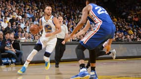 Stephen Curry face à Richaun Holmes