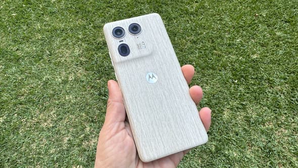 Motorola a conçu un Edge 50 Ultra avec un dos en fibres de bois
