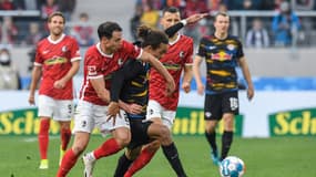 Yussuf Poulsen a été bien pris par la défense de Fribourg