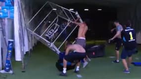 Le pétage de plomb des fans de Gremio, qui détruisent le VAR