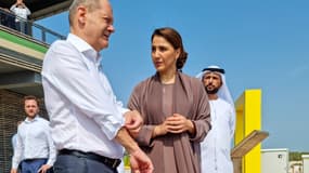 Le chancelier allemand Olaf Scholz (L) et la ministre émiratie du Changement climatique et de l'environnement Mariam Almheiri à Abou Dhabi , le 25 septembre 2022.