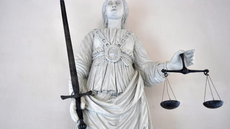 La cour d'appel de Paris a validé le mandat d'arrêt visant le président syrien Bachar al-Assad, accusé de complicité de crimes contre l'humanité pour les attaques chimiques meurtrières d'août 2013 imputées au régime