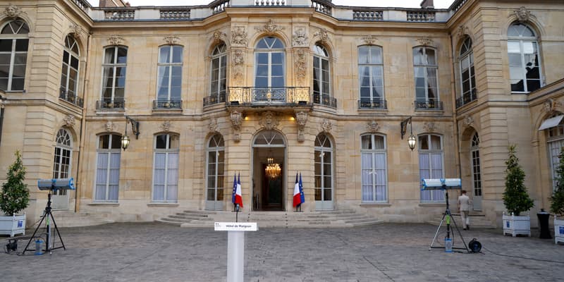 La cours de l'hôtel de Matignon à Paris, où se trouve le bureau du Premier ministre, le 30 juin 2024.