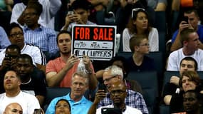 "A vendre: Los Angeles Clippers". Sur sa pancarte ce spectateur de la NBA n'a pas de doutes quant à l'issue de la polémique