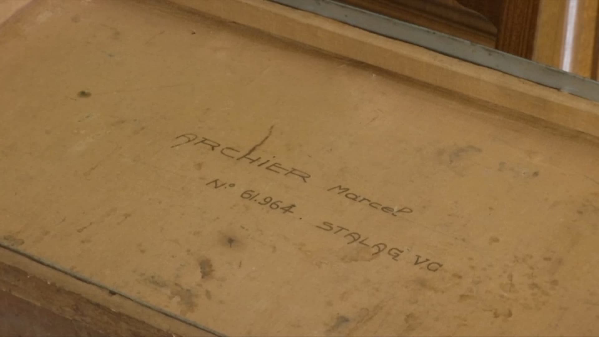 L'inscription Marceh Archier, à l'intérieur de la valise 