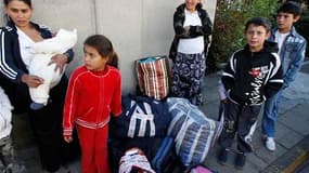 Famille de Roms attendant d'être reconduite à l'aéroport de Lille. La Commission européenne renonce à ouvrir une procédure d'infraction contre la France pour mauvaise transposition de la directive de 2004 sur la libre circulation des personnes en Europe.