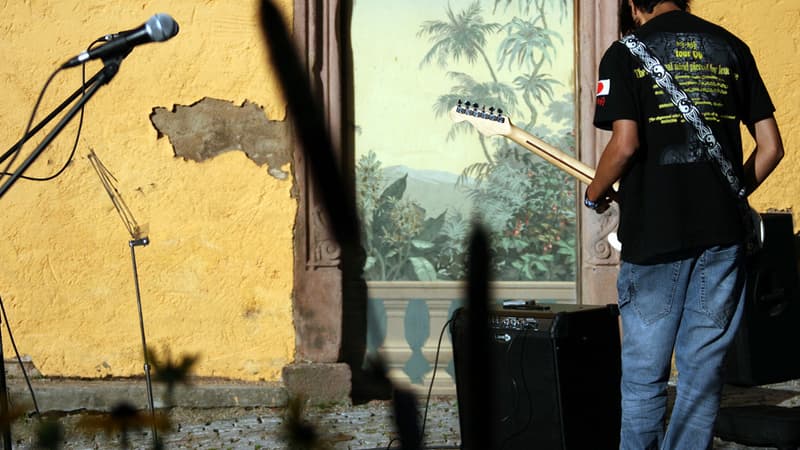 Jeune guitariste à Barr, en juin 2007 (illustration).