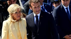 Brigitte et Emmanuel Macron place de la Concorde après le défilé sur les Champs-Élysées le 14 juillet 2023