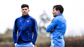 Matthieu Jalibert et Antoine Dupont en discussion pendant un entraînement du XV de France à Marcoussis, le 28 janvier 2025