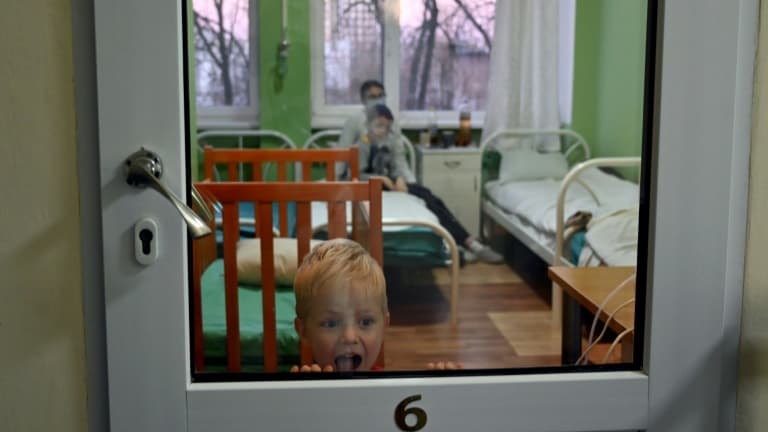Un enfant malade du Covid-19 respire avec un masque à oxygène dans un hôpital pour enfants à Kiev, le 16 novembre 2021 