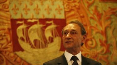 Le maire de Paris, Bertrand Delanoë, explique en partie la baisse de recettes de la taxe appliquée aux entreprises par une fraude massive des compagnies d'assurance.