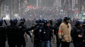 Manifestations lycéennes à Lyon, en marge desquelles des scènes de guérilla urbaine se sont déroulées. /Photo prise le 19 octobre 2010/REUTERS/Robert Pratta