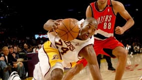 Nicolas Batum face à Kobe Bryant en 2009