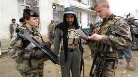 Deux sous-officiers français aux côtés d'un policier afghan. Un retrait partiel des soldats en Afghanistan d'ici la fin 2011 est une option "ouverte et étudiée" par la France avec ses alliés, a déclaré jeudi le ministère français de la Défense. /Photo d'a
