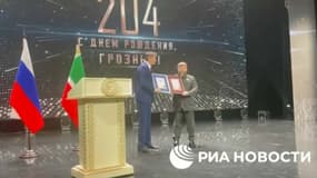 Ramzan Kadyrov à Grozny me 5 octobre 2022, recevant son "certificat" 