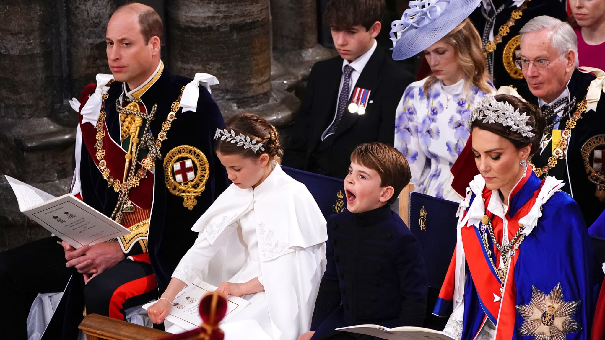 Le prince Louis baille pendant la cérémonie de couronnement de Charles III, le 6 mai 2023 Le prince Louis baille pendant la cérémonie de couronnement de Charles III, le 6 mai 2023