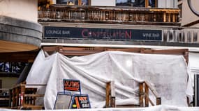 Cette photo montre l'entrée du bar Le Constellation, où un incendie s'est déclaré pendant les célébrations du Nouvel An dans la station de ski alpine de Crans-Montana, faisant environ 40 morts et plus de 100 blessés, à Crans-Montana, le 2 janvier 2026.