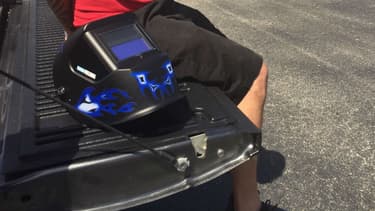 Le voleur venait de s'acheter ce casque de soudure pour observer l'éclipse à côté du véhicule dérobé.