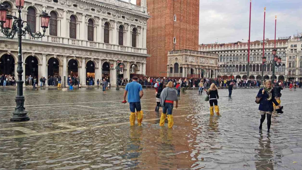 L'acqua alta ("hautes eaux") sur la place Saint-Marc à Venise, le 15 octobre 2012. Des passerelles sont installées aux endroits les plus passants pour permettre aux piétons de garder les pieds au sec.