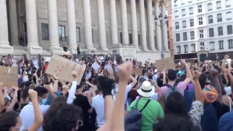 Une manifestation contre les violences policières devant le palais de justice de Lyon.