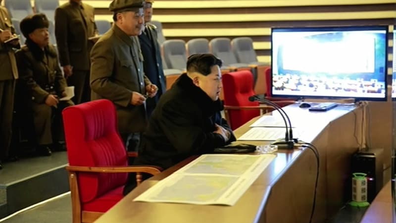 Une image de la télévision nord-coréenne montre Kim Jong-un assistant au lancement de la fusée.