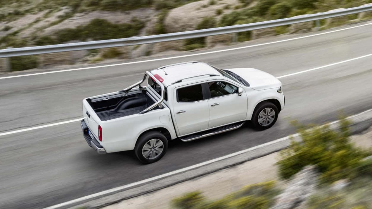 "Pick-up meets lifestyle", c'est l'axe de communication de Mercedes autour du Classe X. La marque allemande veut prouver qu'esthétique et utilitaire vont de paire. "Pick-up meets lifestyle", c'est l'axe de communication de Mercedes autour du Classe X. La marque allemande veut prouver qu'esthétique et utilitaire vont de paire.